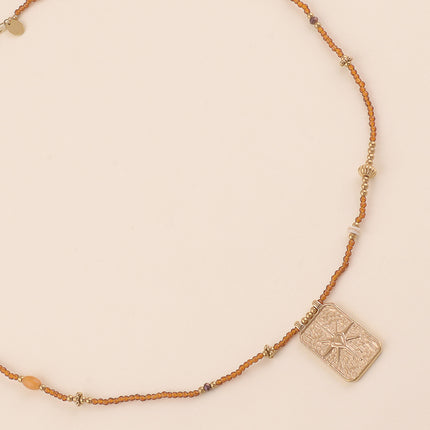 Collier sur fil - pâtes de verre, pierres naturelles et pendentif rectangulaire avec ex-voto, coeur scintillant