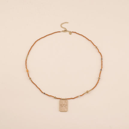 Collier sur fil - pâtes de verre, pierres naturelles et pendentif rectangulaire avec ex-voto, coeur scintillant