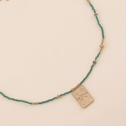 Collier sur fil - pâtes de verre, pierres naturelles et pendentif rectangulaire avec ex-voto, coeur scintillant