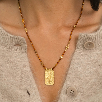 Collier sur fil - pâtes de verre, pierres naturelles et pendentif rectangulaire avec ex-voto, coeur scintillant