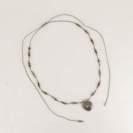Sautoir sur fil - perles en acier, pierres naturelles et coeur brossé avec oeil et cristal