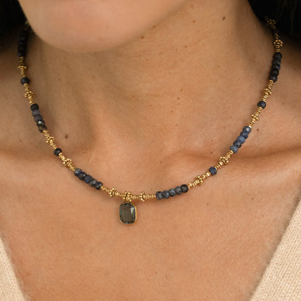 Collier - sur câble, perles en acier et pierres naturelles