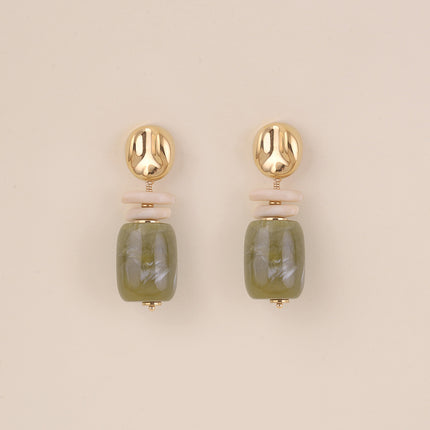 Boucles pendantes - pièce martelée, perles en résine
