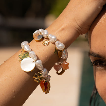 Bracelet sur fil Vespera - perles en résine blanche, coeur, fleur, piment, trèfles, soleil, pièce nacrée et oiseau