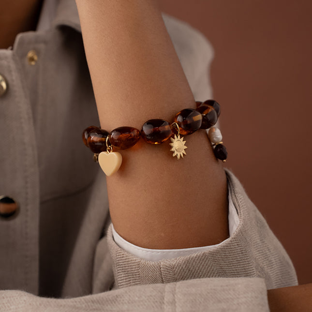 Bracelet sur fil Café Crème - perles en résine et pampilles en acier inoxydable (coeur, perles de résine, soleil, coeur en résine et bouche)