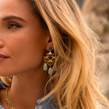 Boucles pendantes Nour - cabochon rond, empiècement éventail et 3 gouttes en acétate