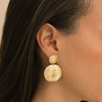 Stud earrings - 2 pieces, engraved features