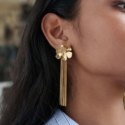 Boucles pendantes Mona - motif feuillage avec mailles serpent pendantes