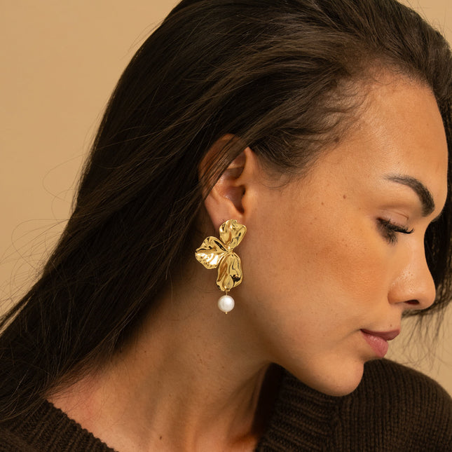 Dangle earrings - petal and freshwater pearl effect