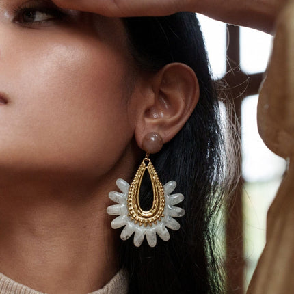 Boucles pendantes Garance - acétate, goutte milgrain et pièce fleurie