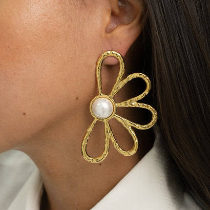 Boucles puces XL - grande demi fleur martelée et cabochon en résine blanche