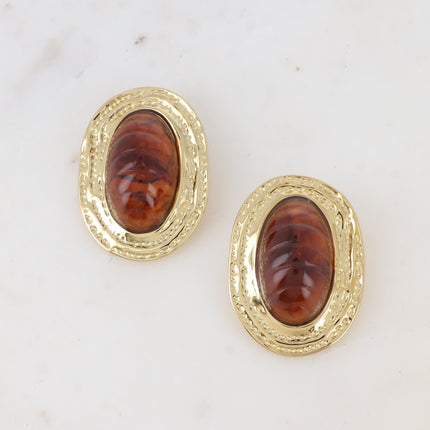 Boucles puces Ruth - gros cabochon en acétate coloré sur pièce aux contours martelés