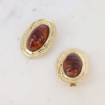 Boucles puces Ruth - gros cabochon en acétate coloré sur pièce aux contours martelés