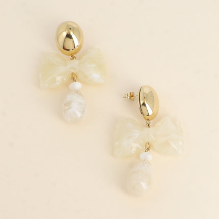 Boucles pendantes Aaliya - noeud papillon et goutte en acétate coloré
