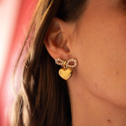 Boucles pendantes Melissa - noeud papillon avec boules en résine blanche et coeur