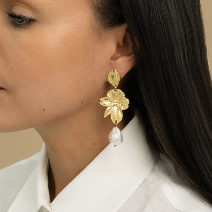 Boucles pendantes - motif feuillage et perle de résine blanche