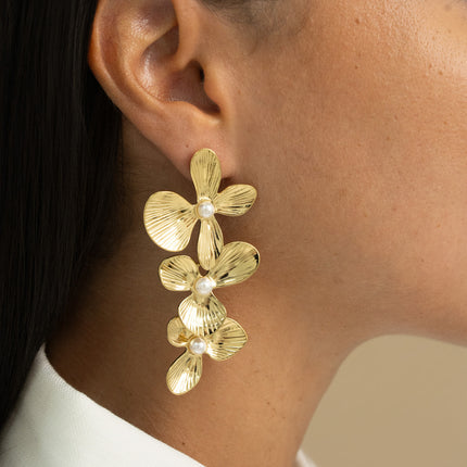 Boucles pendantes - 3 fleurs texturées et perles de résine blanche