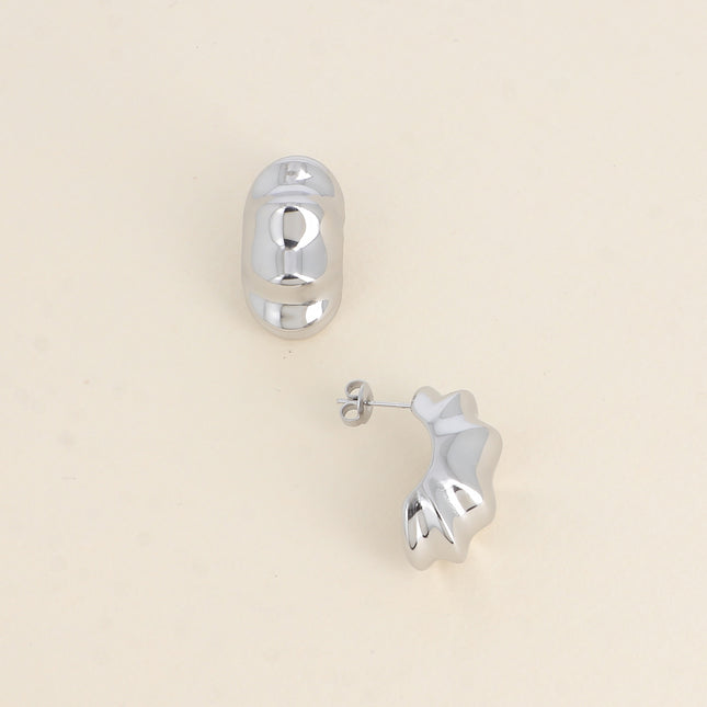 Noeline stud earrings - shell-shaped piece