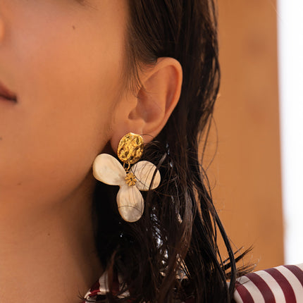 Boucles pendantes Onda - trèfle à 3 feuilles nacrées
