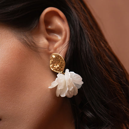 Boucles pendantes Isalina - pièces style pétales en résine blanche nacrée