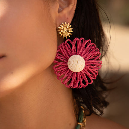 Boucles pendantes Ondalya - pièce éclipse avec fleur en raphia synthétique