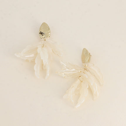 Boucles pendantes Matcha - feuillage texturé et de pièces pendantes en acétate