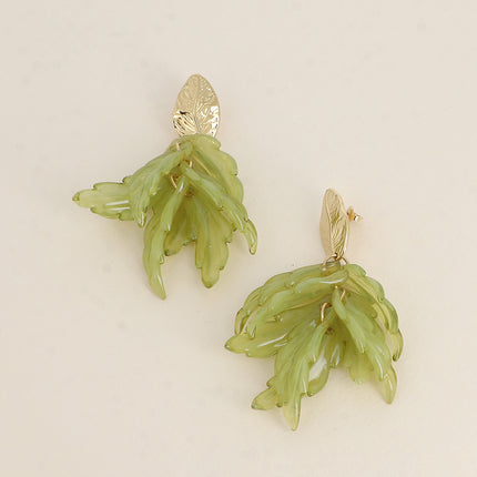 Boucles pendantes Matcha - feuillage texturé et de pièces pendantes en acétate