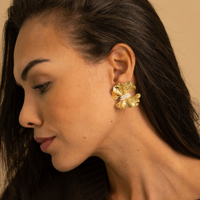 Boucles puces - motif floral et perles de résine blanche