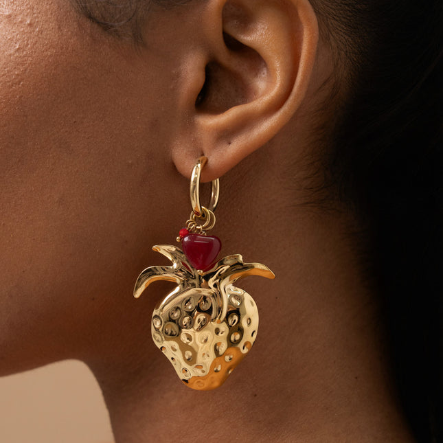 Créoles - pendentif fraise, petites pierres naturelles et perle coeur