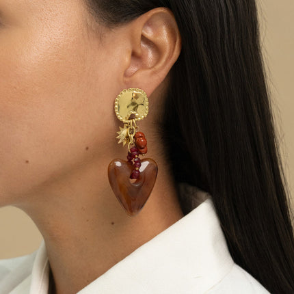 Boucles pendantes - pièce aux contours milgrains, trèfle, soleil et coeur en résine