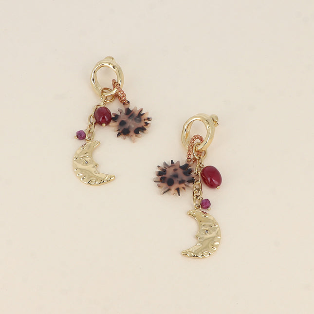 Boucles pendantes - soleil en résine léopard, croissant de lune, perles