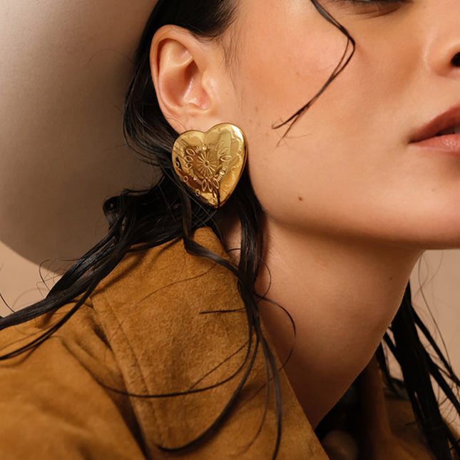 Luméa stud earrings - heart and engravings