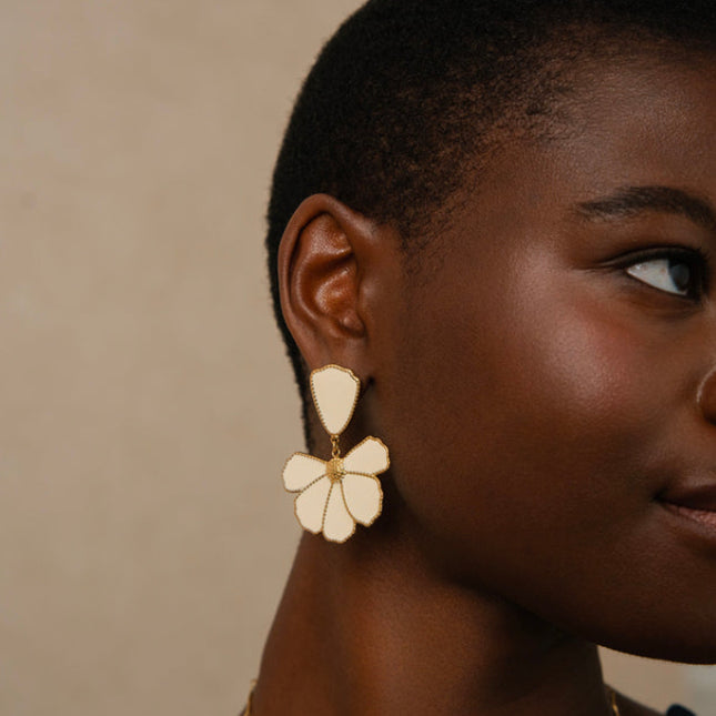 Boucles pendantes Isae - pierre naturelle, fleur texturée, mailles serpent pendantes