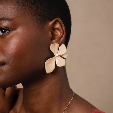 Elya stud earrings - enamelled foliage