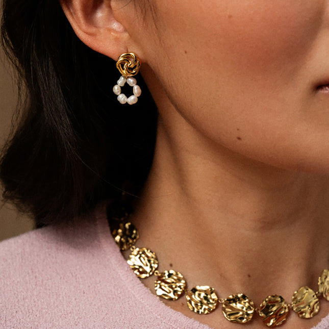 Boucles pendantes Aelyne - fleur ajourée et anneau de perles d'eau douce