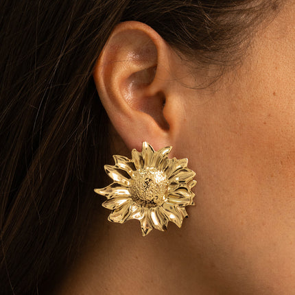 Flower stud earrings