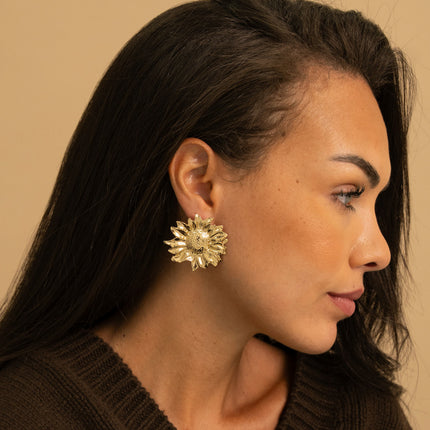 Flower stud earrings