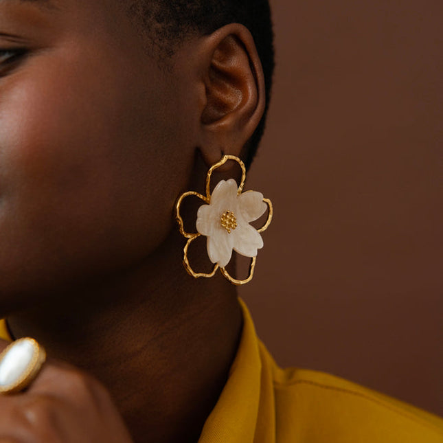 Boucles puces Velia - fleur ajourée et fleur en résine
