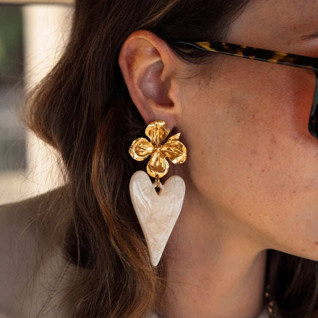 Boucles pendantes Méline - fleur et coeur en résine