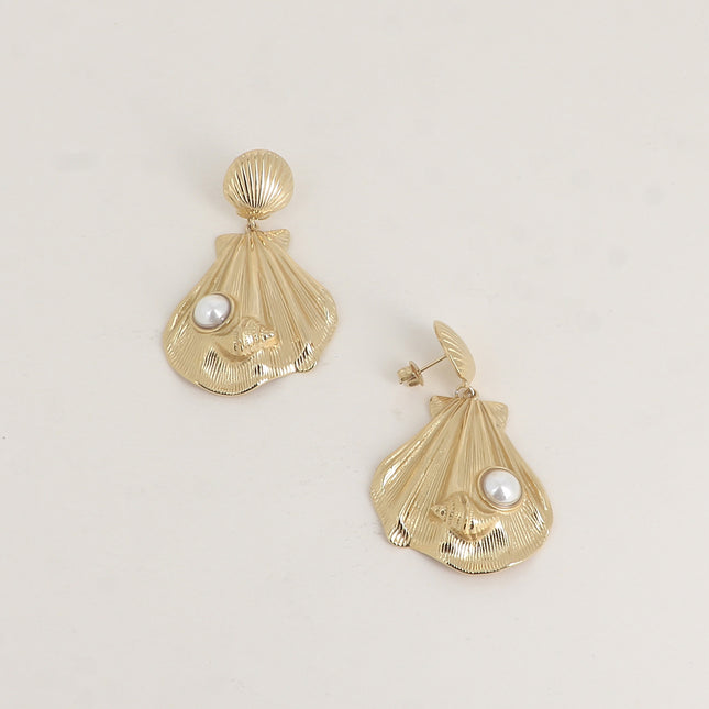 Boucles pendantes - motif coquillages et cabochon en résine nacrée