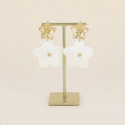 Boucles pendantes - fleur texturée et fleur pendante en nacre