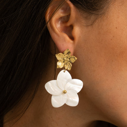 Boucles pendantes - fleur texturée et fleur pendante en nacre