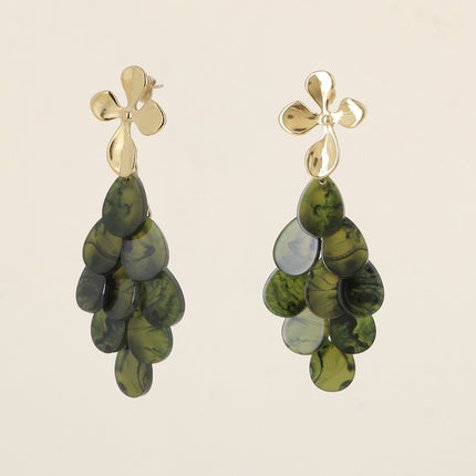 Boucles pendantes - feuillage et pétales en résine