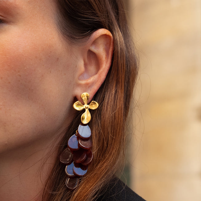 Boucles pendantes Dahliane - feuillage et pétales en résine
