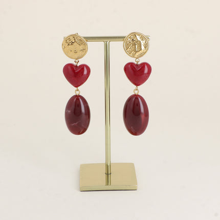 Boucles pendantes - pièce plate ronde texturée, perles coeur et ovale en résine