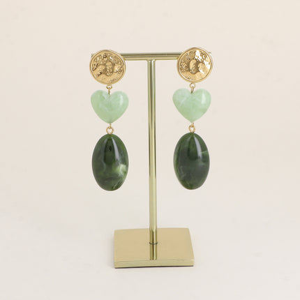 Boucles pendantes - pièce plate ronde texturée, perles coeur et ovale en résine