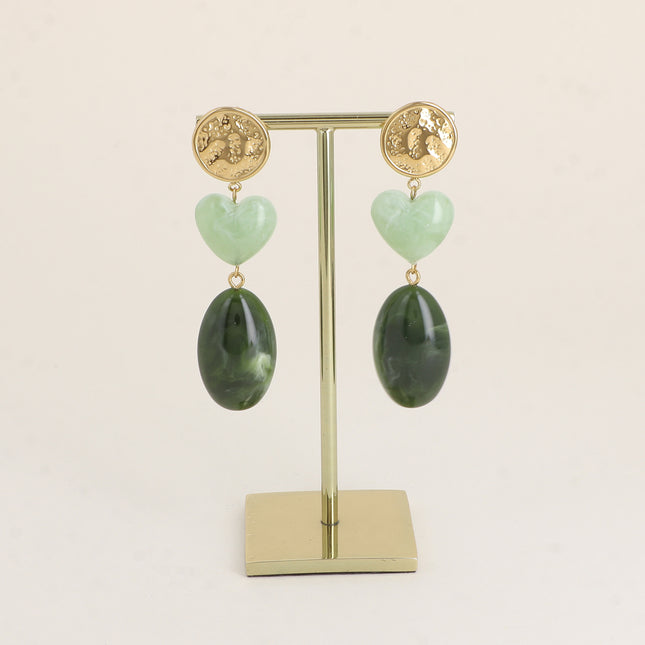 Boucles pendantes - pièce plate ronde texturée, perles coeur et ovale en résine