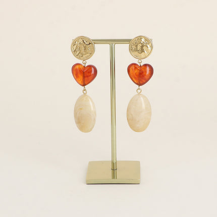 Boucles pendantes - pièce plate ronde texturée, perles coeur et ovale en résine