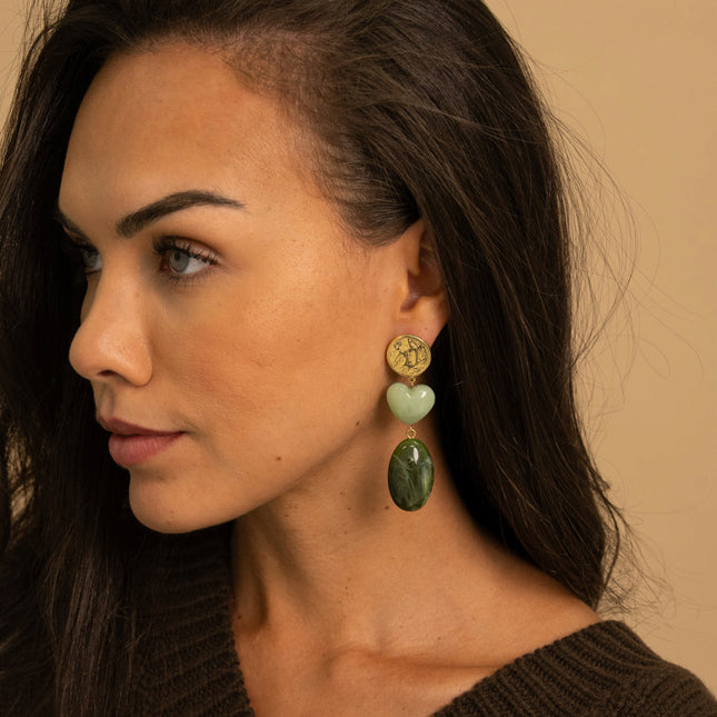 Boucles pendantes - pièce plate ronde texturée, perles coeur et ovale en résine