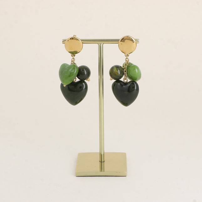 Boucles pendantes - pièce plate ronde, 2 perles coeurs et boule en résine